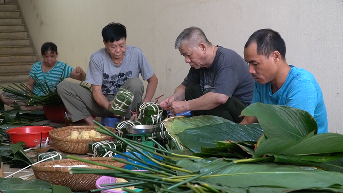 Nấu 500 bánh chưng tặng người dân khó khăn- Ảnh 5. Nấu 500 bánh chưng tặng người dân khó khăn- Ảnh 5.