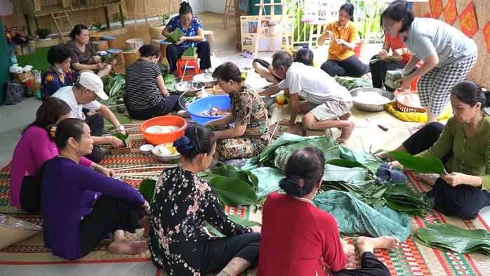 Nấu 500 bánh chưng tặng người dân khó khăn- Ảnh 3. Nấu 500 bánh chưng tặng người dân khó khăn- Ảnh 3.