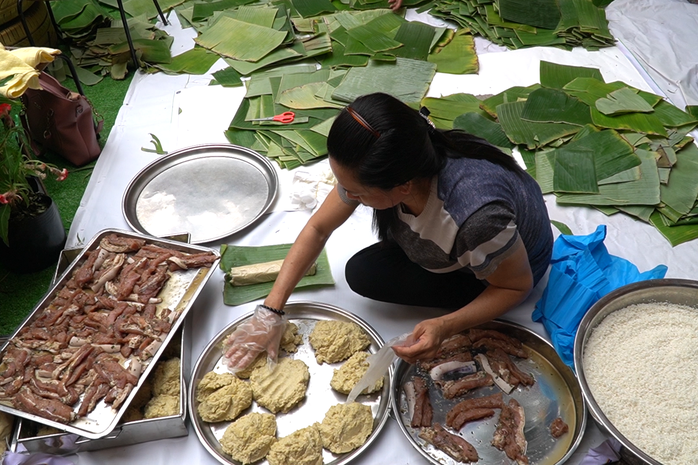 Nấu 500 bánh chưng tặng người dân khó khăn- Ảnh 4. Nấu 500 bánh chưng tặng người dân khó khăn- Ảnh 4.