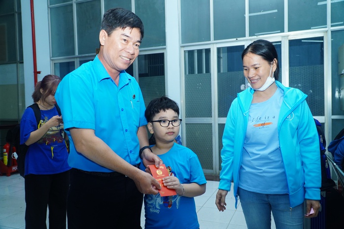 “Chuyến tàu mùa Xuân” đưa hơn 160 gia đình công nhân về quê đón Tết miễn phí- Ảnh 6. “Chuyến tàu mùa Xuân” đưa hơn 160 gia đình công nhân về quê đón Tết miễn phí- Ảnh 6.