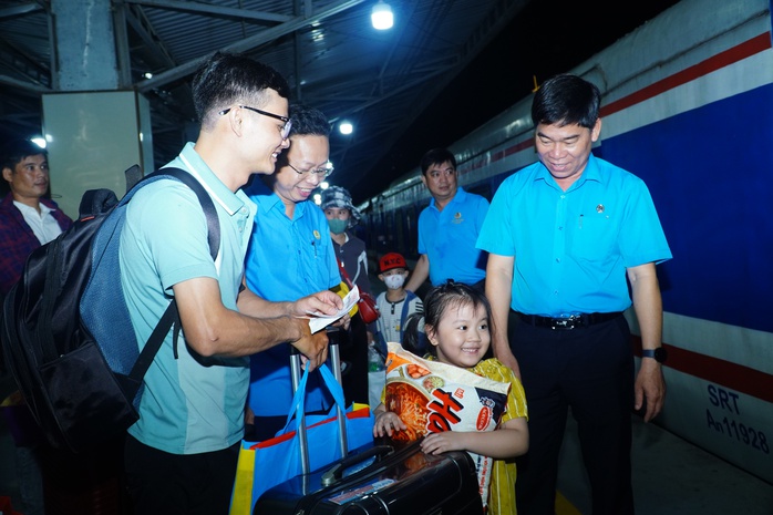 “Chuyến tàu mùa Xuân” đưa hơn 160 gia đình công nhân về quê đón Tết miễn phí- Ảnh 3. “Chuyến tàu mùa Xuân” đưa hơn 160 gia đình công nhân về quê đón Tết miễn phí- Ảnh 3.