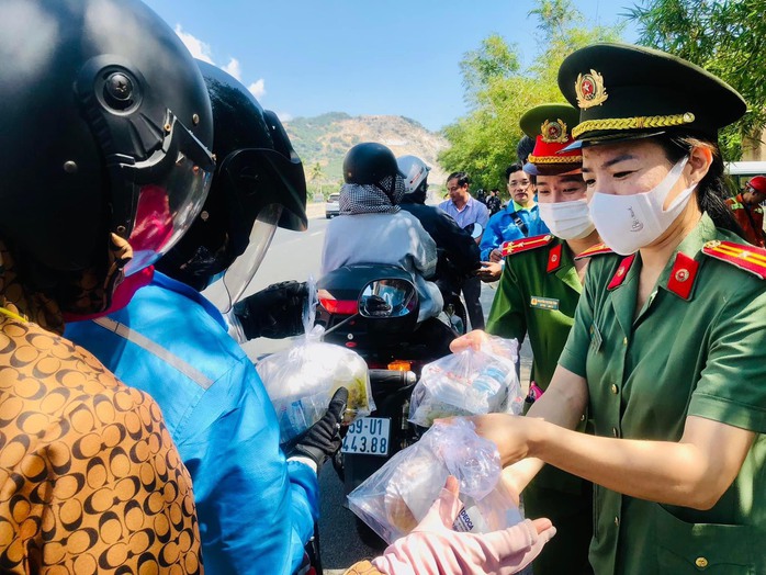 Công đoàn hỗ trợ người dân về quê đón Tết- Ảnh 1. Công đoàn hỗ trợ người dân về quê đón Tết- Ảnh 1.