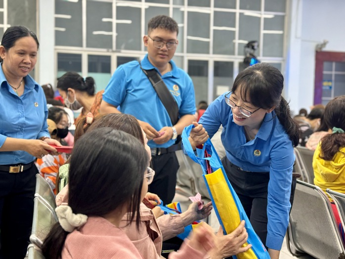 “Chuyến tàu mùa Xuân” đưa hơn 160 gia đình công nhân về quê đón Tết miễn phí- Ảnh 1. “Chuyến tàu mùa Xuân” đưa hơn 160 gia đình công nhân về quê đón Tết miễn phí- Ảnh 1.