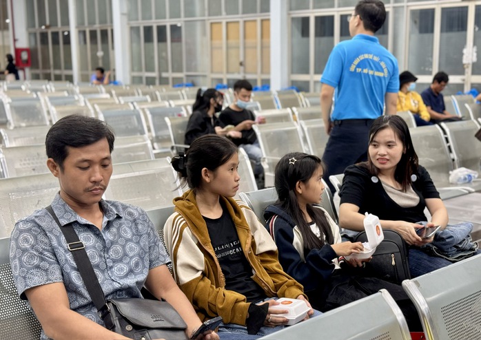 “Chuyến tàu mùa Xuân” đưa hơn 160 gia đình công nhân về quê đón Tết miễn phí- Ảnh 2. “Chuyến tàu mùa Xuân” đưa hơn 160 gia đình công nhân về quê đón Tết miễn phí- Ảnh 2.