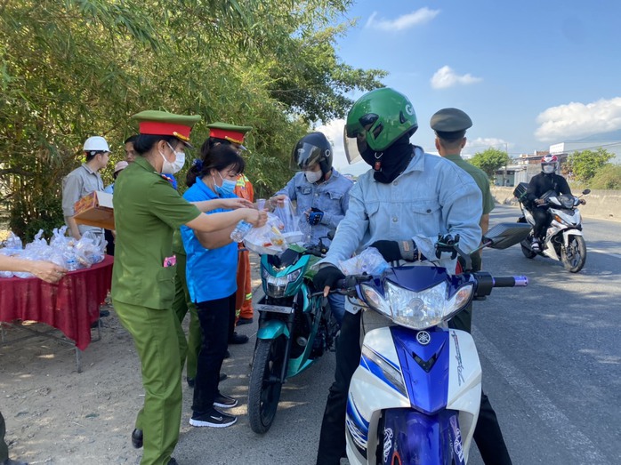 Công đoàn hỗ trợ người dân về quê đón Tết- Ảnh 7. Công đoàn hỗ trợ người dân về quê đón Tết- Ảnh 7.
