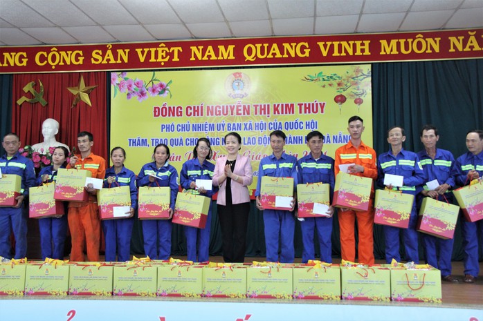 Trao quà Tết cho hàng trăm công nhân tại Đà Nẵng- Ảnh 3. Trao quà Tết cho hàng trăm công nhân tại Đà Nẵng- Ảnh 3.