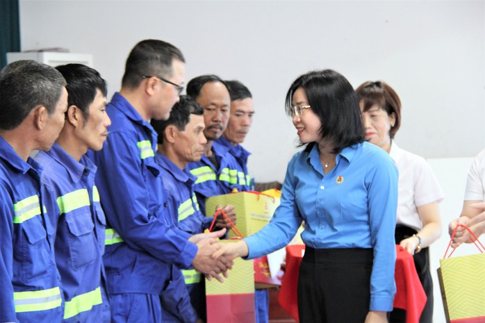 Trao quà Tết cho hàng trăm công nhân tại Đà Nẵng- Ảnh 1. Trao quà Tết cho hàng trăm công nhân tại Đà Nẵng- Ảnh 1.