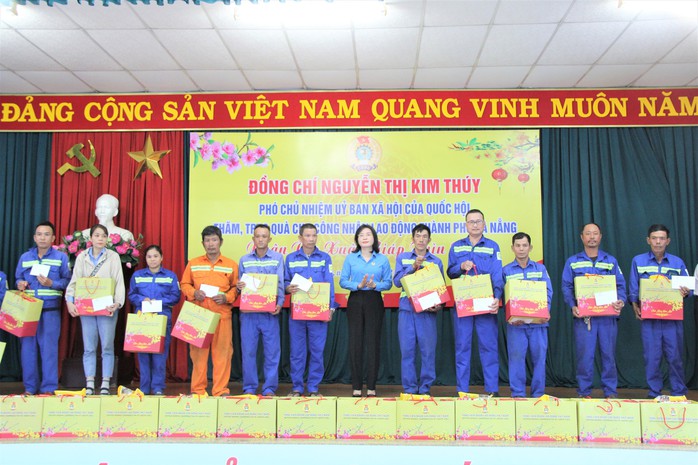 Trao quà Tết cho hàng trăm công nhân tại Đà Nẵng- Ảnh 2. Trao quà Tết cho hàng trăm công nhân tại Đà Nẵng- Ảnh 2.