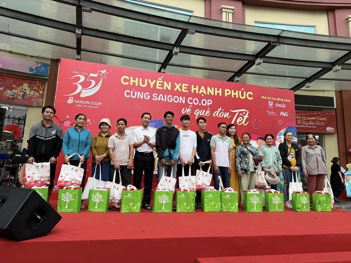 "Chuyến xe hạnh phúc" đưa miễn phí 900 người dân về quê đón Tết- Ảnh 2. "Chuyến xe hạnh phúc" đưa miễn phí 900 người dân về quê đón Tết- Ảnh 2.