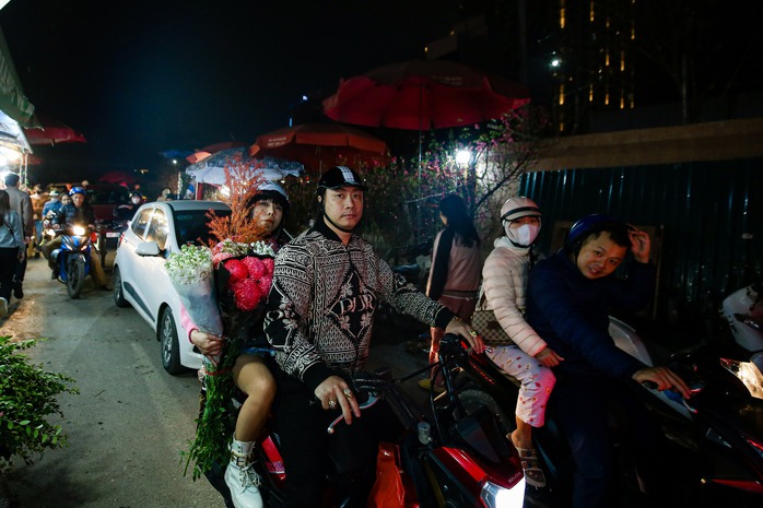 Chợ hoa Quảng Bá nhộn nhịp những ngày cận Tết Giáp Thìn 2024- Ảnh 14. Chợ hoa Quảng Bá nhộn nhịp những ngày cận Tết Giáp Thìn 2024- Ảnh 14.