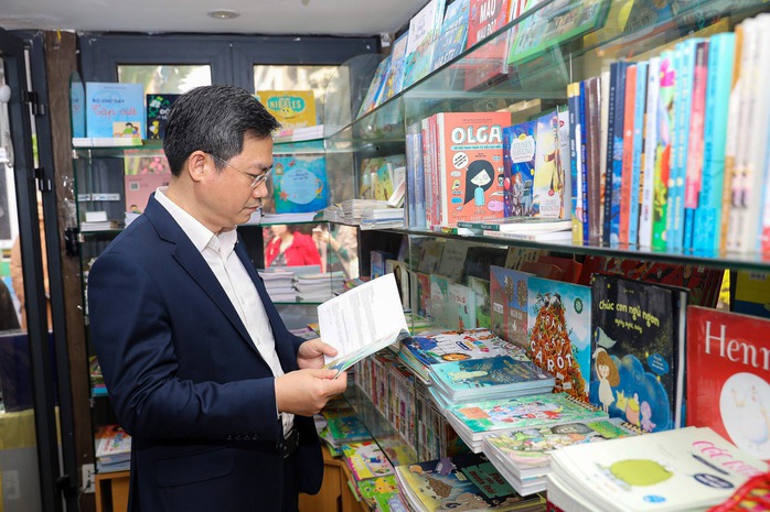 Phố sách Xuân Giáp Thìn thu hút đông đảo người dân và du khách- Ảnh 7. Phố sách Xuân Giáp Thìn thu hút đông đảo người dân và du khách- Ảnh 7.