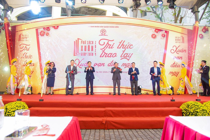 Phố sách Xuân Giáp Thìn thu hút đông đảo người dân và du khách- Ảnh 1. Phố sách Xuân Giáp Thìn thu hút đông đảo người dân và du khách- Ảnh 1.