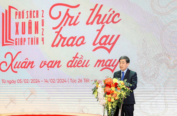 Phố sách Xuân Giáp Thìn thu hút đông đảo người dân và du khách- Ảnh 4. Phố sách Xuân Giáp Thìn thu hút đông đảo người dân và du khách- Ảnh 4.