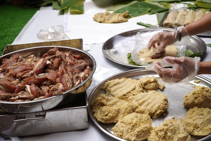 Nấu 500 bánh chưng tặng người dân khó khăn- Ảnh 6. Nấu 500 bánh chưng tặng người dân khó khăn- Ảnh 6.