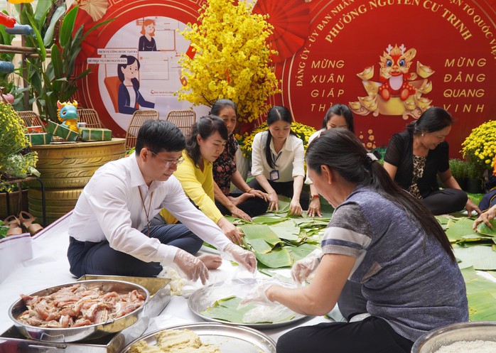 Nấu 500 bánh chưng tặng người dân khó khăn- Ảnh 2. Nấu 500 bánh chưng tặng người dân khó khăn- Ảnh 2.