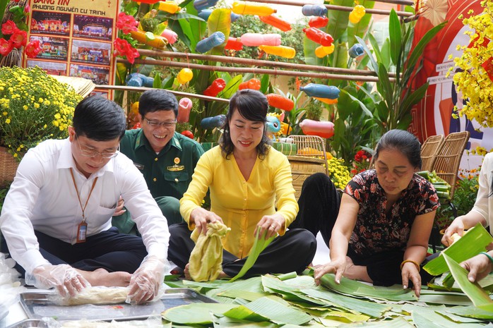 Nấu 500 bánh chưng tặng người dân khó khăn- Ảnh 1. Nấu 500 bánh chưng tặng người dân khó khăn- Ảnh 1.
