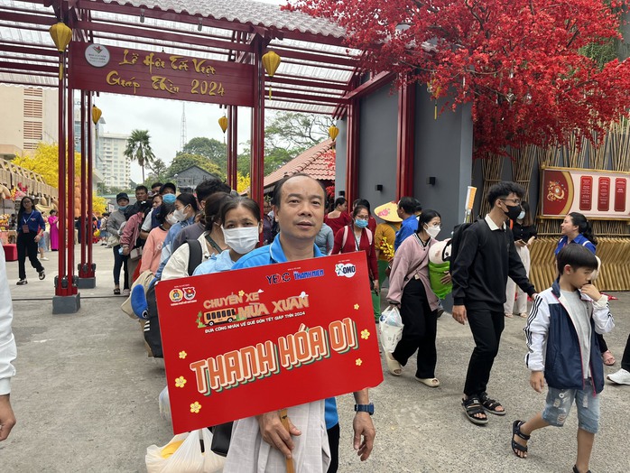Công nhân xúc động khi về quê trên những “Chuyến xe 0 đồng”- Ảnh 2. Công nhân xúc động khi về quê trên những “Chuyến xe 0 đồng”- Ảnh 2.