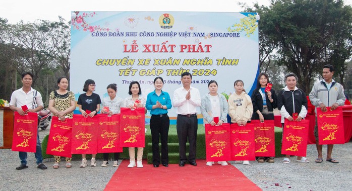 Chủ tịch UBND tỉnh Bình Dương tiễn công nhân về quê- Ảnh 1. Chủ tịch UBND tỉnh Bình Dương tiễn công nhân về quê- Ảnh 1.