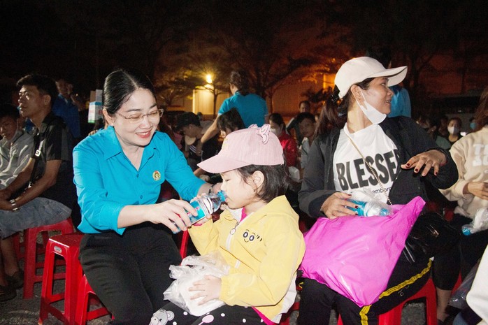 Chủ tịch UBND tỉnh Bình Dương tiễn công nhân về quê- Ảnh 3. Chủ tịch UBND tỉnh Bình Dương tiễn công nhân về quê- Ảnh 3.