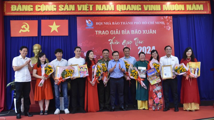 Báo Người Lao Động đoạt giải nhì Giải Bìa báo Xuân Giáp Thìn 2024- Ảnh 2.