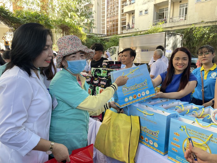 "Phiên chợ Tết 0 đồng" đến với bệnh nhân khó khăn Khánh Hòa- Ảnh 4. "Phiên chợ Tết 0 đồng" đến với bệnh nhân khó khăn Khánh Hòa- Ảnh 4.