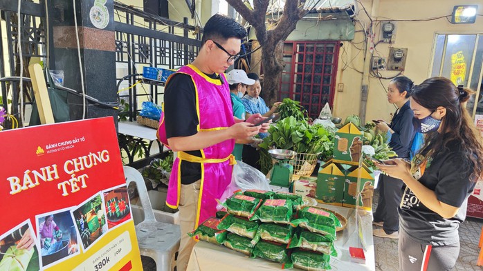Bánh chưng Đất Tổ làm ngàn chiếc mỗi ngày vẫn không đủ bán
- Ảnh 1. Bánh chưng Đất Tổ làm ngàn chiếc mỗi ngày vẫn không đủ bán
- Ảnh 1.