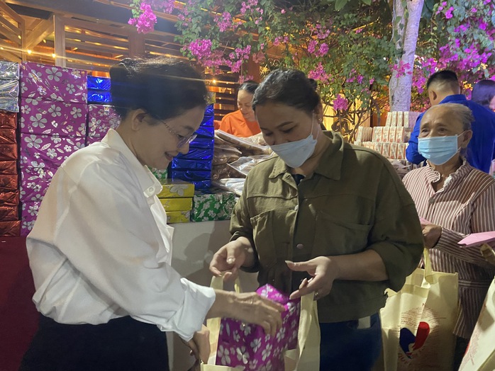 Tết yêu thương đến với công nhân không có điều kiện về quê- Ảnh 2. Tết yêu thương đến với công nhân không có điều kiện về quê- Ảnh 2.