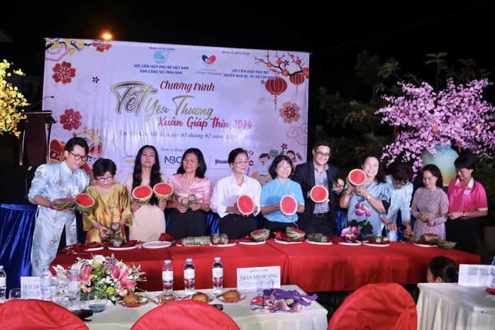 Tết yêu thương đến với công nhân không có điều kiện về quê- Ảnh 1. Tết yêu thương đến với công nhân không có điều kiện về quê- Ảnh 1.