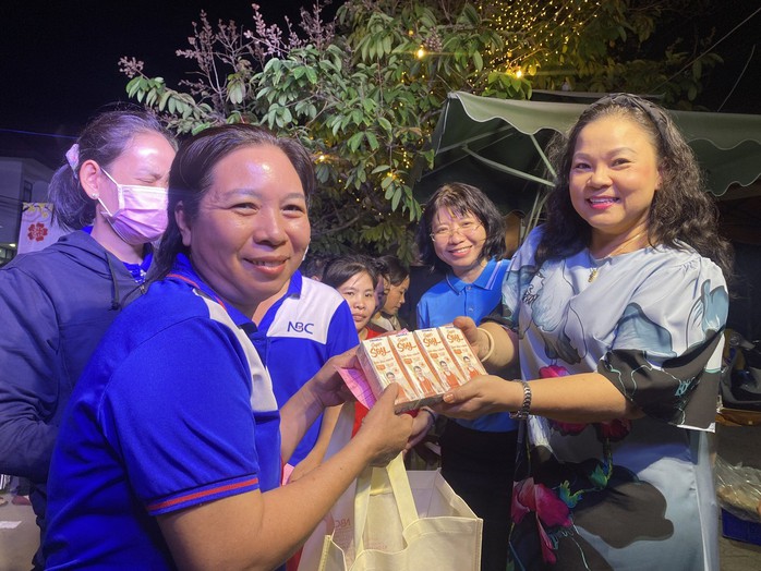 Tết yêu thương đến với công nhân không có điều kiện về quê- Ảnh 3. Tết yêu thương đến với công nhân không có điều kiện về quê- Ảnh 3.