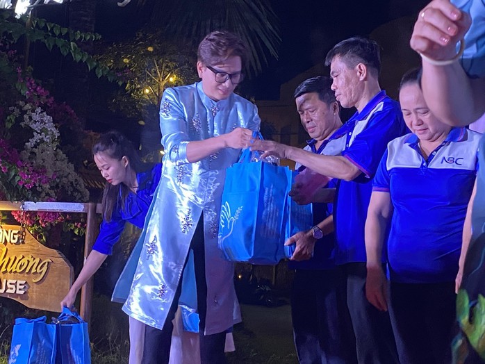 Tết yêu thương đến với công nhân không có điều kiện về quê- Ảnh 5. Tết yêu thương đến với công nhân không có điều kiện về quê- Ảnh 5.