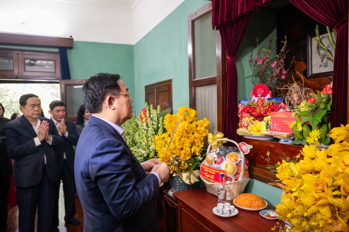 Chủ tịch QH Vương Đình Huệ dâng hương tưởng niệm Chủ tịch Hồ Chí Minh tại Nhà 67- Ảnh 1. Chủ tịch QH Vương Đình Huệ dâng hương tưởng niệm Chủ tịch Hồ Chí Minh tại Nhà 67- Ảnh 1.