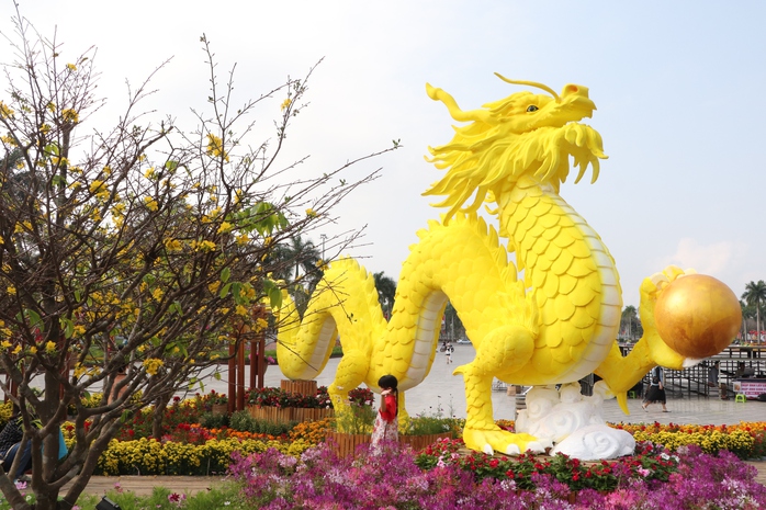 Thích thú check-in bên cặp linh vật rồng vàng xứ Quảng- Ảnh 19.
