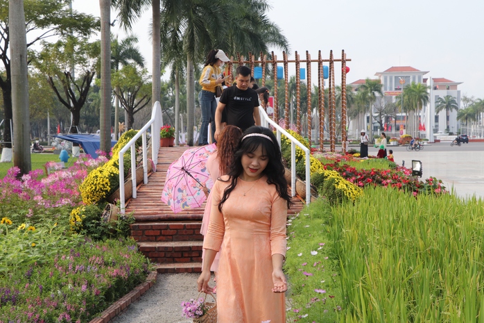 Thích thú check-in bên cặp linh vật rồng vàng xứ Quảng- Ảnh 21.