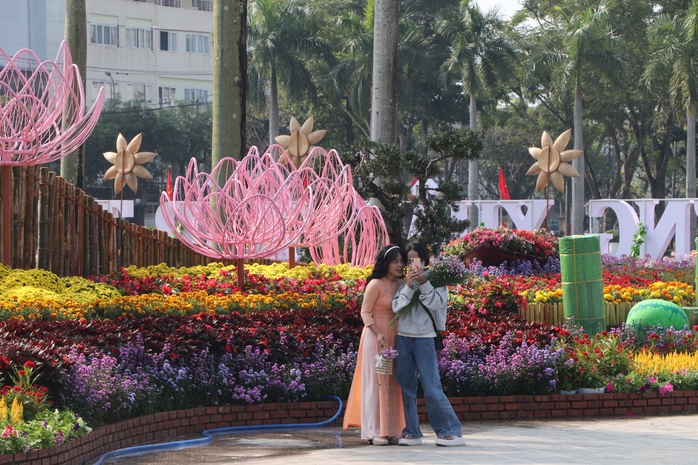 Thích thú check-in bên cặp linh vật rồng vàng xứ Quảng- Ảnh 22.
