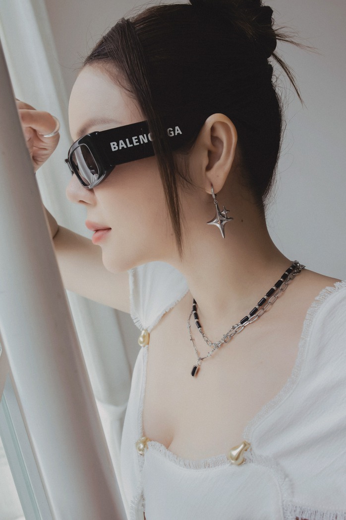 Lý Nhã Kỳ mang "sương sương" 10 tỉ kim cương xuống phố
- Ảnh 8. Lý Nhã Kỳ mang "sương sương" 10 tỉ kim cương xuống phố
- Ảnh 8.