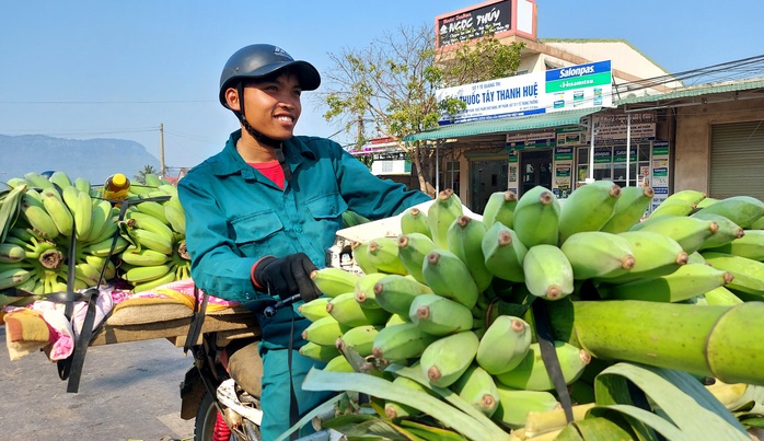 Tấp nập chợ chuối mật mốc lớn nhất miền Trung ngày cận Tết- Ảnh 4. Tấp nập chợ chuối mật mốc lớn nhất miền Trung ngày cận Tết- Ảnh 4.