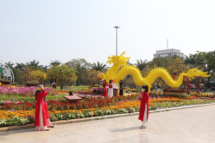 Thích thú check-in bên cặp linh vật rồng vàng xứ Quảng- Ảnh 14.