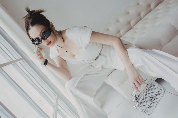 Lý Nhã Kỳ mang "sương sương" 10 tỉ kim cương xuống phố
- Ảnh 1. Lý Nhã Kỳ mang "sương sương" 10 tỉ kim cương xuống phố
- Ảnh 1.