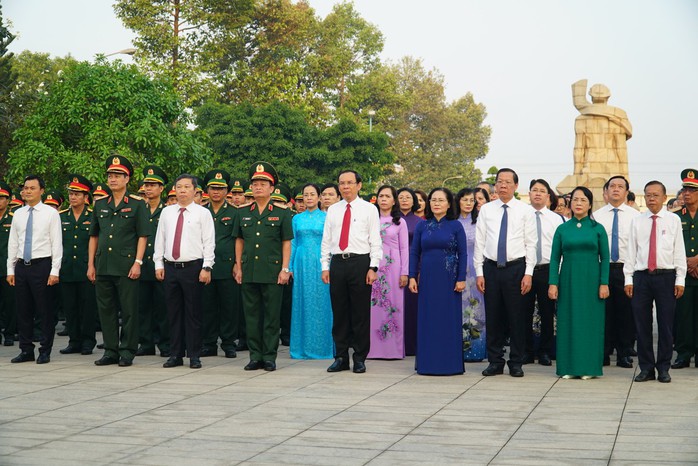 Bí thư Nguyễn Văn Nên dâng hoa, dâng hương các anh hùng liệt sĩ- Ảnh 2. Bí thư Nguyễn Văn Nên dâng hoa, dâng hương các anh hùng liệt sĩ- Ảnh 2.