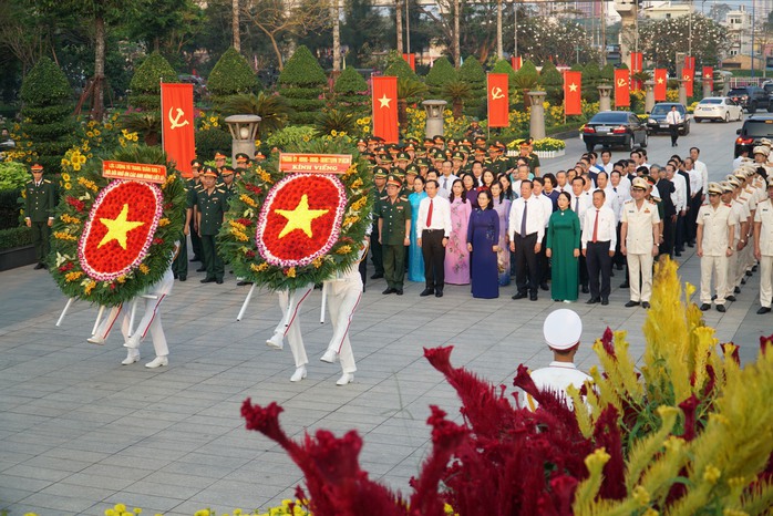 Bí thư Nguyễn Văn Nên dâng hoa, dâng hương các anh hùng liệt sĩ- Ảnh 1. Bí thư Nguyễn Văn Nên dâng hoa, dâng hương các anh hùng liệt sĩ- Ảnh 1.