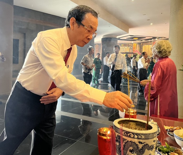 Bí thư Nguyễn Văn Nên dâng hoa, dâng hương các anh hùng liệt sĩ- Ảnh 4. Bí thư Nguyễn Văn Nên dâng hoa, dâng hương các anh hùng liệt sĩ- Ảnh 4.