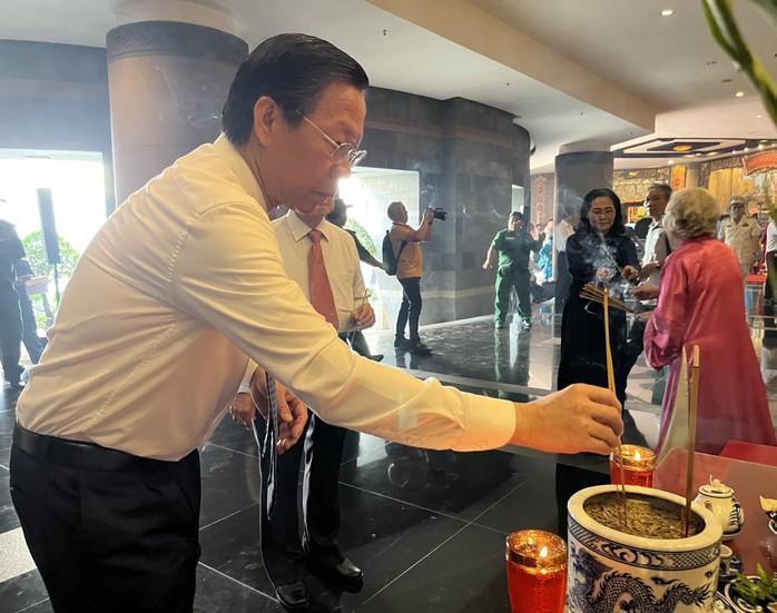 Bí thư Nguyễn Văn Nên dâng hoa, dâng hương các anh hùng liệt sĩ- Ảnh 5. Bí thư Nguyễn Văn Nên dâng hoa, dâng hương các anh hùng liệt sĩ- Ảnh 5.