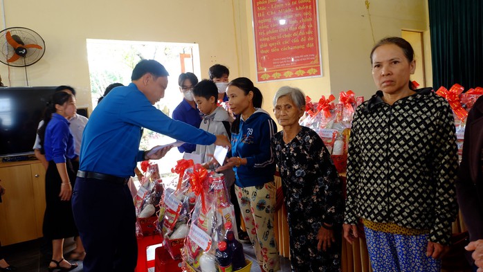 Chuyến xe yêu thương chở đồng hương Quảng Nam về quê đón Tết- Ảnh 3. Chuyến xe yêu thương chở đồng hương Quảng Nam về quê đón Tết- Ảnh 3.