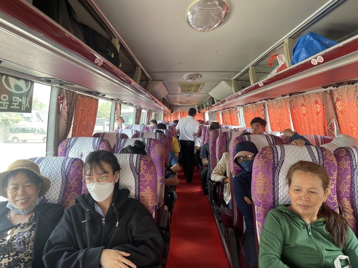 Chuyến xe yêu thương chở đồng hương Quảng Nam về quê đón Tết- Ảnh 2. Chuyến xe yêu thương chở đồng hương Quảng Nam về quê đón Tết- Ảnh 2.