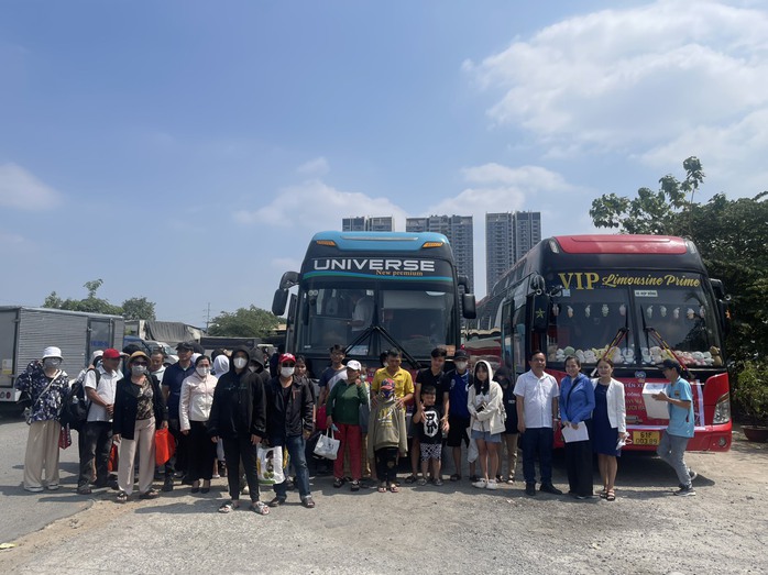Chuyến xe yêu thương chở đồng hương Quảng Nam về quê đón Tết- Ảnh 1. Chuyến xe yêu thương chở đồng hương Quảng Nam về quê đón Tết- Ảnh 1.