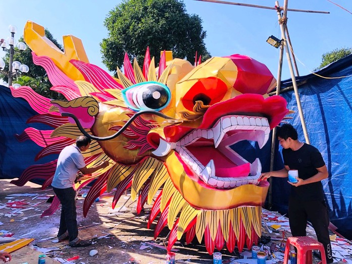 Linh vật rồng "chúa" ở Quảng Ngãi xuất hiện, nhiều người chuyển chê thành khen- Ảnh 5. Linh vật rồng "chúa" ở Quảng Ngãi xuất hiện, nhiều người chuyển chê thành khen- Ảnh 5.