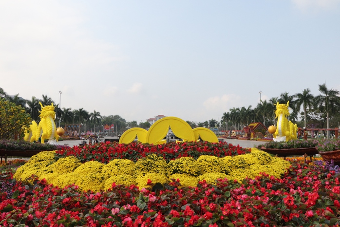 Thích thú check-in bên cặp linh vật rồng vàng xứ Quảng- Ảnh 20.