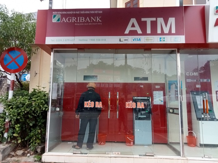 Khung cảnh trái ngược tại các trụ ATM ngày cận Tết- Ảnh 1. Khung cảnh trái ngược tại các trụ ATM ngày cận Tết- Ảnh 1.
