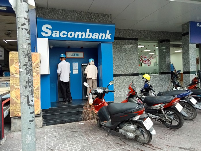 Khung cảnh trái ngược tại các trụ ATM ngày cận Tết- Ảnh 2. Khung cảnh trái ngược tại các trụ ATM ngày cận Tết- Ảnh 2.
