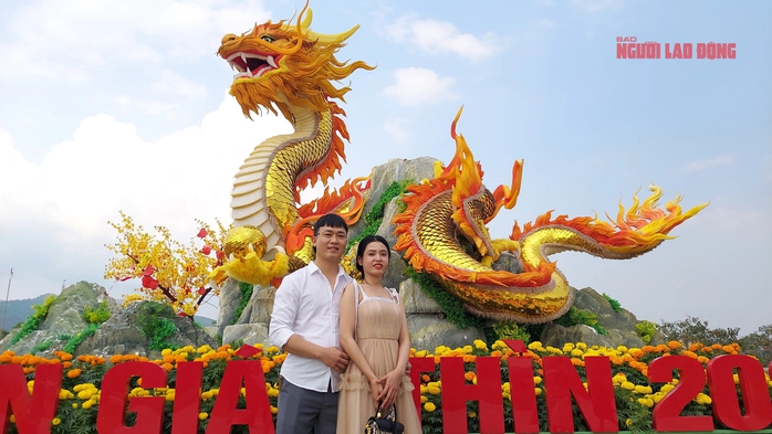 Dòng người kéo nhau đến ngắm linh vật rồng ở vùng biên Lao Bảo- Ảnh 8. Dòng người kéo nhau đến ngắm linh vật rồng ở vùng biên Lao Bảo- Ảnh 8.